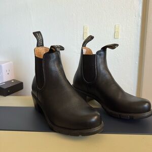 Blundstone Heeled Black Leather Chelsea Boots size 6